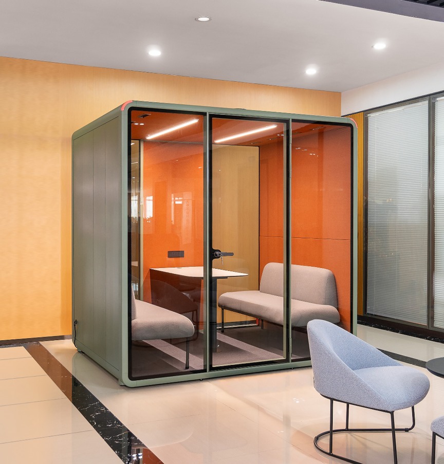 Interaktives Showroom-Erlebnis mit schalldichten MODUPO-Pods
